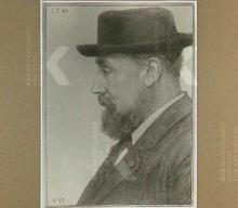 borststuk, hoofd en lichaam terzijde naar links, met baard en snor