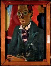 borststuk, hoofd en lichaam naar links, wegziend, met bril, stropdas, colbert en vest, zittend