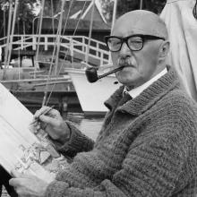 lichaam en hoofd naar links gericht, aankijkend, pijp in mond, tekenend bij een brug