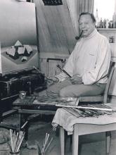 hoofd en lichaam naar rechts gedraaid, wegkijkend, pijp in mond, in atelier op zolder