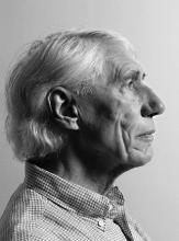 hoofd naar links gedraaid, wegkijkend